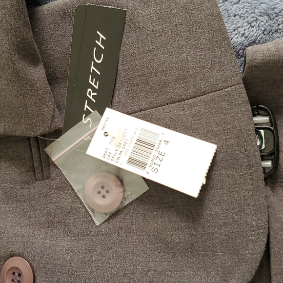 AGB suit jacket and skirt, gray, size 4 - Picture 4 of 6